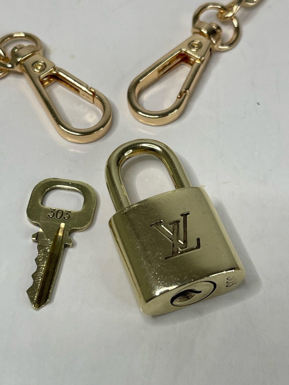 Louis Vuitton lock and Key #303 / unbranded chain included - Picture 2 of 6